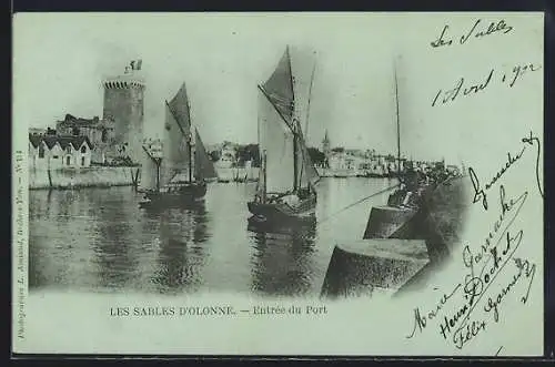 AK Les Sables-d`Olonne, Entrée du port avec voiliers et fortifications en arrière-plan