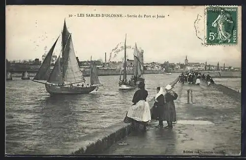 AK Les Sables-d`Olonne, Sortie du port et jetée avec voiliers et passants