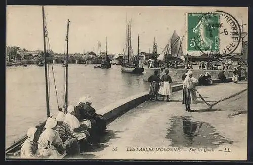 AK Les Sables-d`Olonne, Scène animée sur les quais avec bateaux à voile