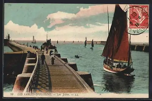 AK Les Sables-d`Olonne, Les Jetées avec voiliers et promeneurs