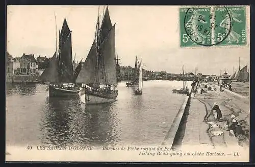 AK Les Sables-d`Olonne, Barques de pêche sortant du port