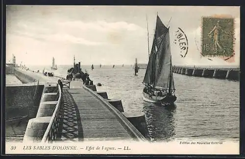 AK Les Sables d`Olonne, Effet de vagues et bateaux à voile sur la jetée