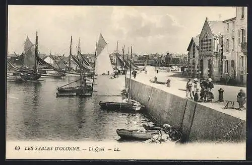 AK Les Sables d`Olonne, Le Quai avec des voiliers et passants sur le quai