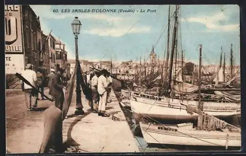 AK Les Sables-d`Olonne, Scène animée au port avec bateaux et passants