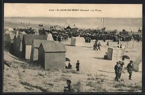 AK Saint-Jean-de-Mont, La plage animée avec cabines et foule en bord de mer