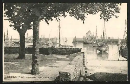 AK L`Île-d`Yeu, La place Laplace et le port