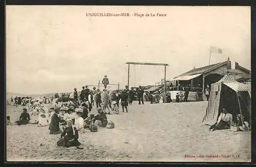 AK L`Aiguillon-sur-Mer, Plage de La Faute animée avec baigneurs et cabines de plage