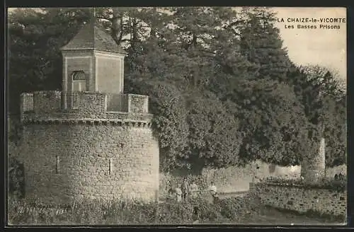 AK La Chaize-le-Vicomte, Les Basses Prisons et la tour fortifiée en lisière de forêt