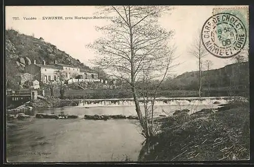 AK Évrunes, Vue sur la rivière et les maisons près de Montaigu-Rochefort