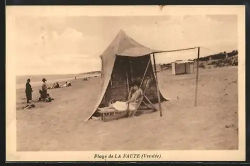 AK La Faute-sur-Mer, Scène de plage avec tente et baigneurs sur le sable