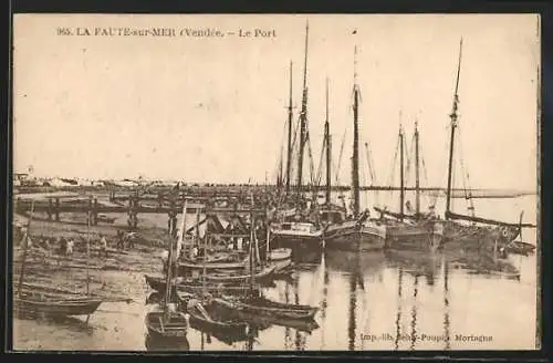 AK La Faute-sur-Mer, Le port avec bateaux amarrés et quais animés