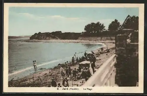 AK Jard-sur-Mer, La Plage animée avec des baigneurs et vue sur la côte