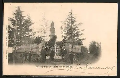 AK Les Herbiers, Notre-Dame des Herbiers avec grille et statues entourées d`arbres