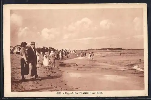 AK La Tranche-sur-Mer, Promenade à la plage animée par les baigneurs et promeneurs