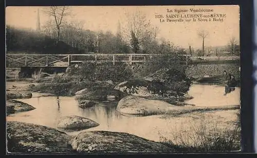 AK Saint-Laurent-sur-Sèvre, La passerelle sur la Sèvre à Boëti