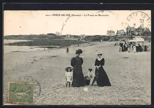 AK Croix-de-Vie, La plage de Boisvinet avec promeneurs élégants et maisons en arrière-plan