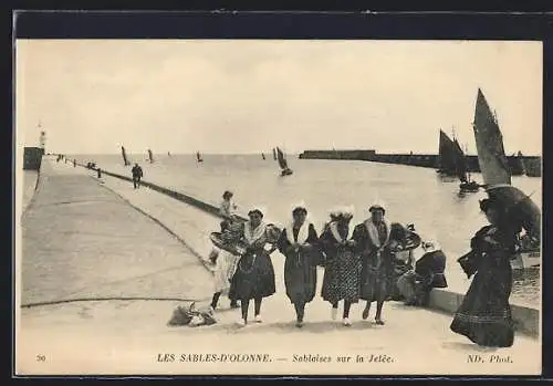 AK Les Sables-d`Olonne, Sablaises sur la Jetée