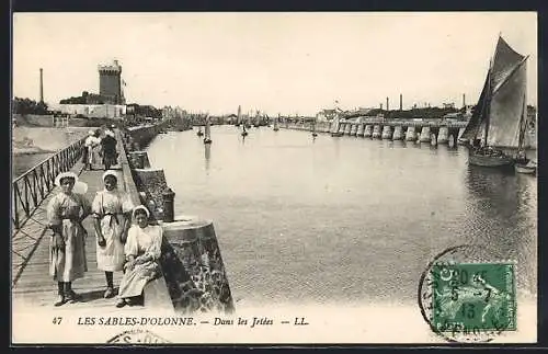 AK Les Sables-d`Olonne, Dans les jetées avec promeneurs et bateaux