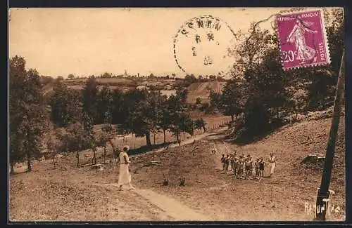 AK La Meilleraie-Tillay, Groupe d`enfants en promenade dans la campagne