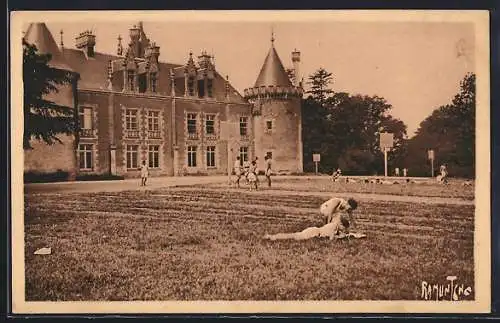 AK La Motte, Enfants jouant devant le château en Vendée