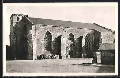 AK Montournais, Église avec architecture gothique et détails des fenêtres