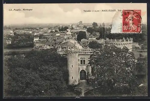 AK Maillezais, Vue sur le village et le château entouré d`arbres