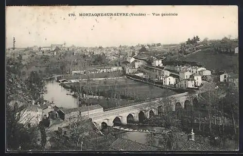 AK Mortagne-sur-Sèvre, Vue générale avec pont et rivière