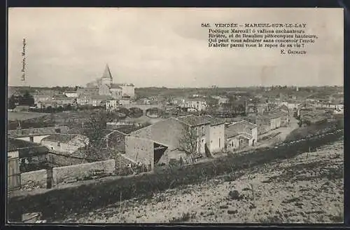 AK Mareuil-sur-le-Lay, Panorama du village avec église et collines environnantes