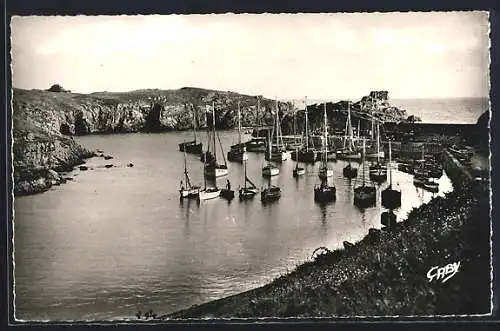 AK La Meule /Ile d`Yeu, Port, Vue des bateaux dans la baie rocheuse