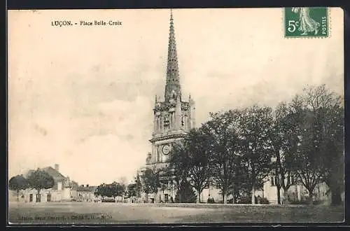 AK Lucon, Place Belle-Croix et l`église majestueuse entourée d`arbres