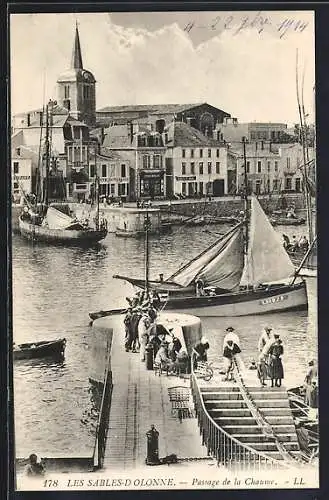 AK Les Sables-d`Olonne, Passage de la Chaume avec bateaux et quai animé