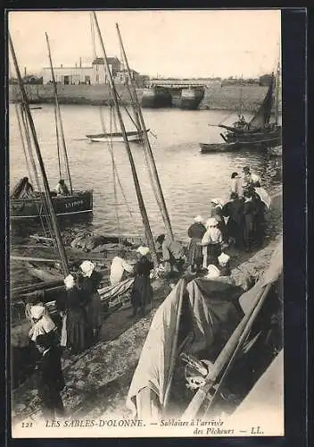 AK Les Sables-d`Olonne, Sablaises à l`arrivée des pêcheurs