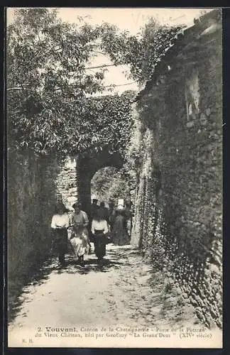 AK Vouvant, Porte de la Poterne du Vieux Château, construit par Geoffroy La Grand`Dent (XIVe siècle)