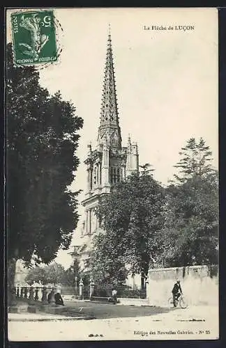 AK Lucon, La Flèche de l`église entourée d`arbres et de passants