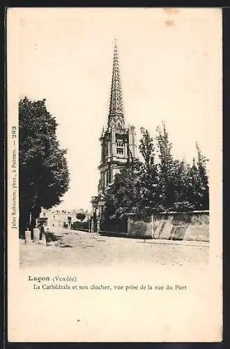 AK Lucon, La Cathédrale et son clocher, vue prise de la rue du Port