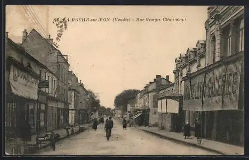 AK La Roche-sur-Yon, Rue Georges Clemenceau avec boutiques et passants