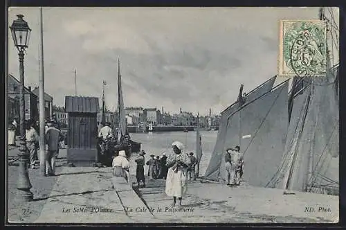 AK Les Sables-d`Olonne, La Cale de la Poissonnerie avec bateaux et passants