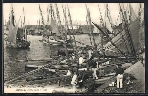 AK Les Sables-d`Olonne, Bateaux de pêche dans le port