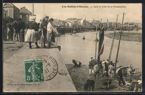 AK Les Sables-d`Olonne, Quai et cale de la Poissonnerie avec bateaux et habitants