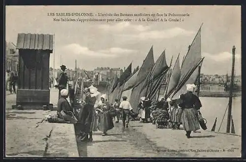 AK Les Sables-d`Olonne, Arrivée des bateaux sardiniers en face la poissonnerie