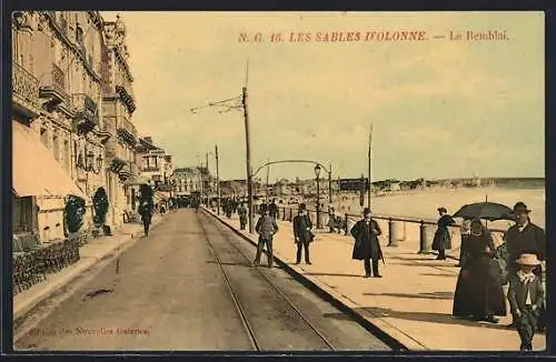 AK Les Sables-d`Olonne, Le Remblai avec passants et tramway au bord de la mer