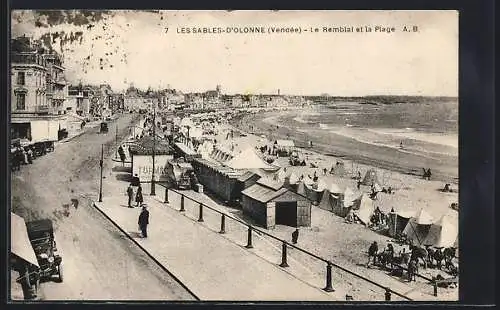 AK Les Sables-d`Olonne, Le Remblai et la plage animée