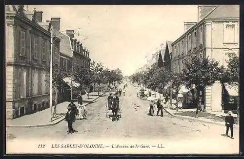 AK Les Sables-d`Olonne, L`Avenue de la Gare avec passants et calèches