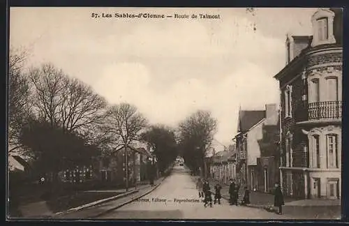 AK Les Sables-d`Olonne, Route de Talmont avec passants et maisons anciennes