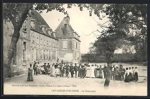 AK Les Sables-d`Olonne, Le Séminaire et groupe de personnes devant le bâtiment