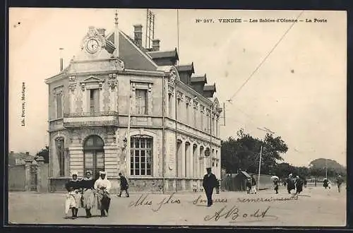 AK Les Sables-d`Olonne, La Poste et passants animés devant le bâtiment historique