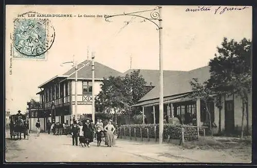 AK Les Sables-d`Olonne, Le Casino des Pins et passants sur la rue animée