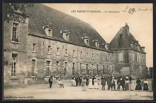 AK Les Sables-d`Olonne, Le Séminaire avec des personnes rassemblées devant le bâtiment