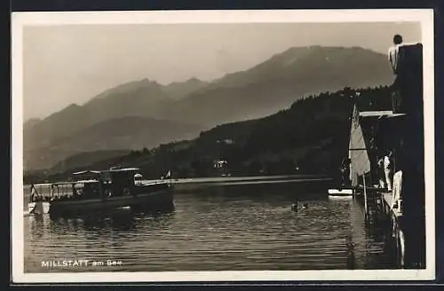 AK Millstatt am See, Blick über den See in die Berge mit Boot