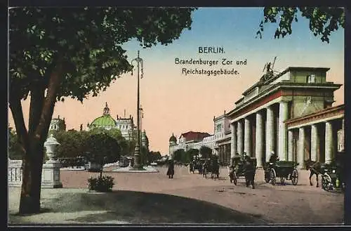 AK Berlin, Brandenburger Tor mit Pferdekutschen auf dem Platz